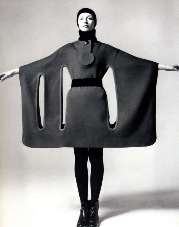 巴伦夏加设计中的哪些方面体现了他塑造的事女性的另外一种轻松自然的